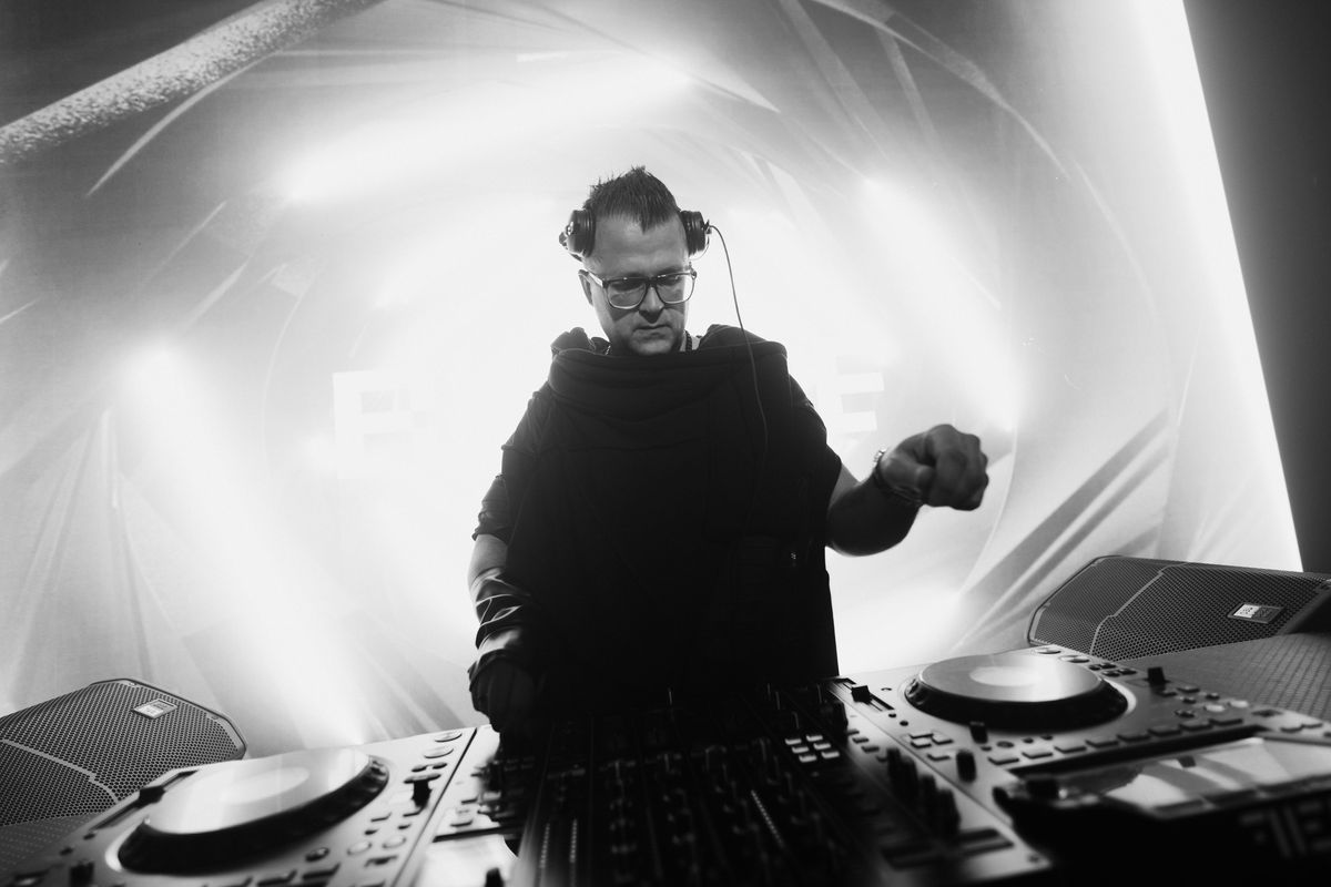 EL PADRE performing live — black and white