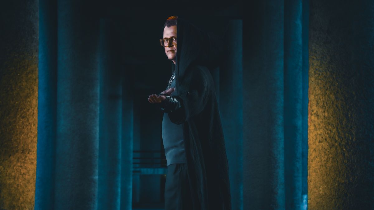 EL PADRE — columns and blue light