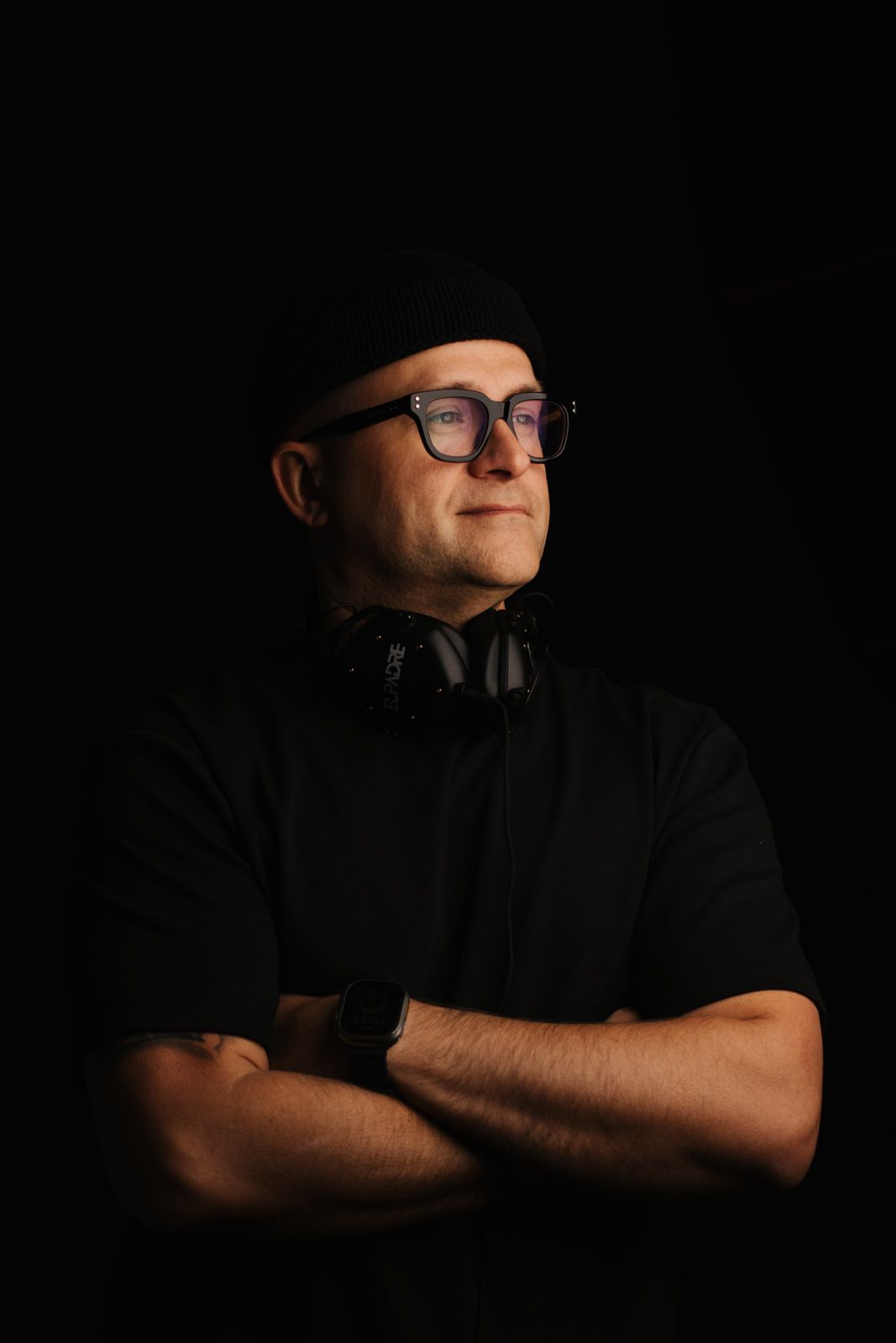 EL PADRE portrait with headphones