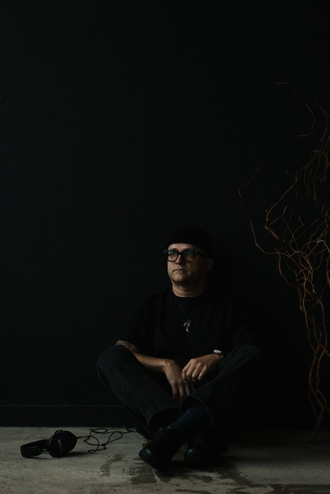 EL PADRE portrait — seated